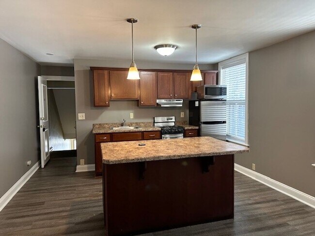 Building Photo - 214 Pine St