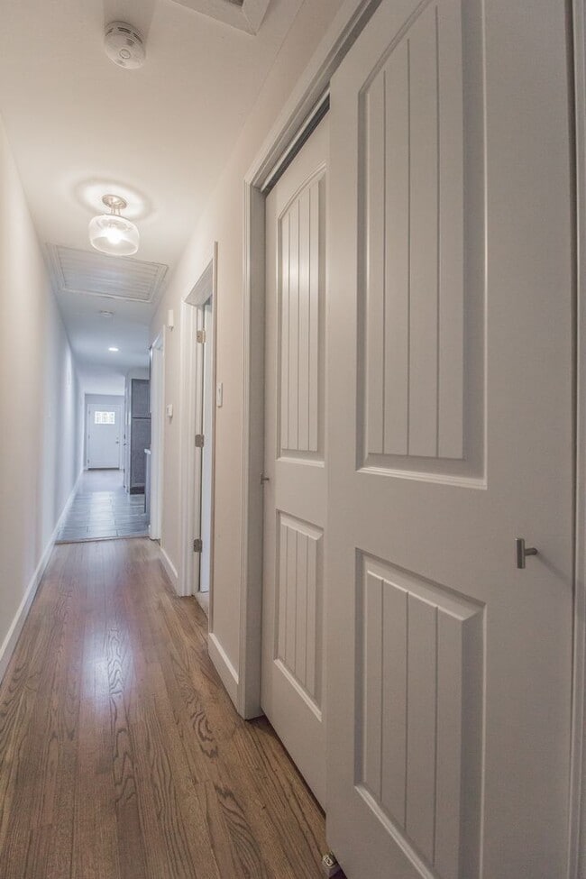 Building Photo - Spacious two bedroom renovated apartment