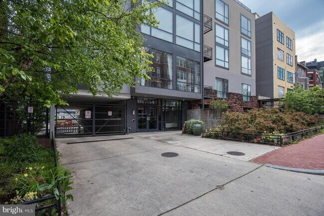 Building Photo - 1454 Belmont St NW
