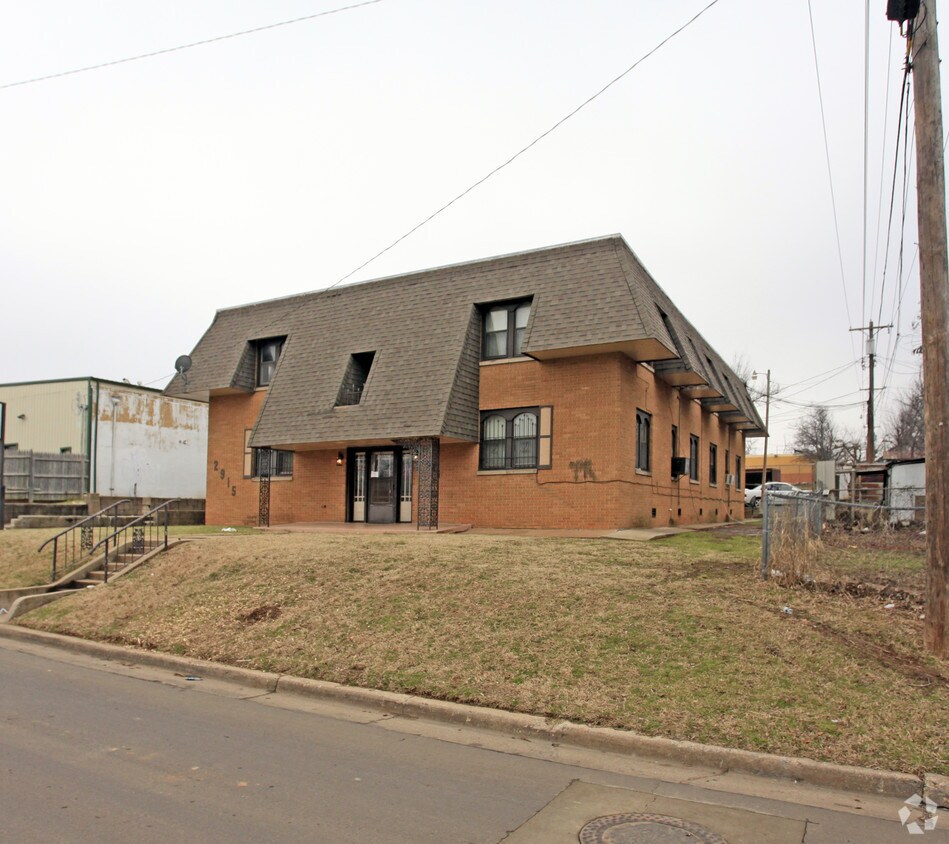 Building Photo - 2915 S Douglas Ave