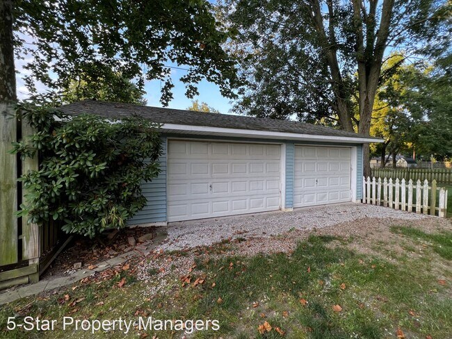 Building Photo - 3 br, 1.5 bath House - 303 South Riverside...