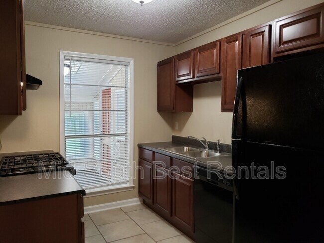 Foto del edificio - 8009 Burnelle Dr