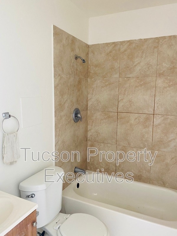 Building Photo - 2411 S 6th Ave