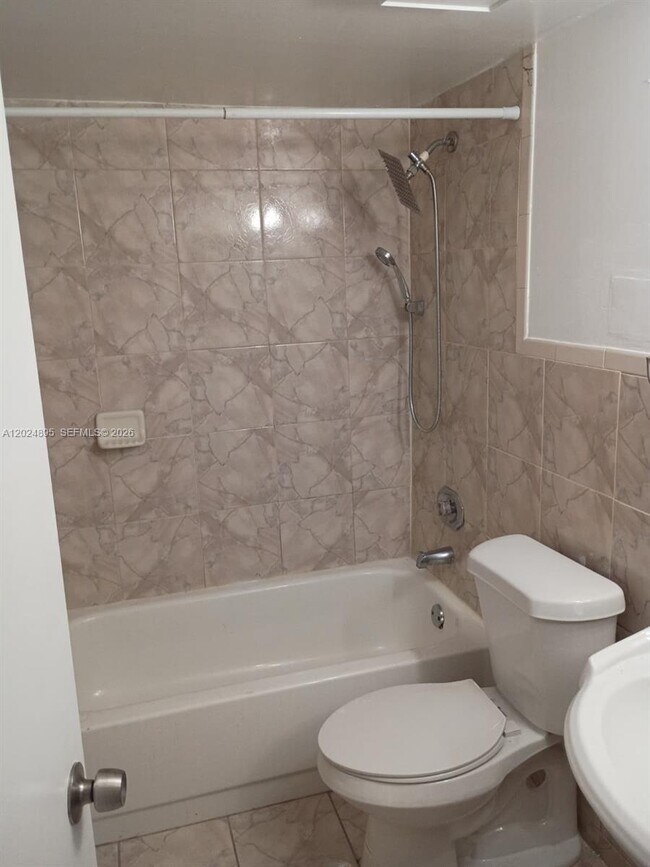 Foto del edificio - 3399 Foxcroft Rd