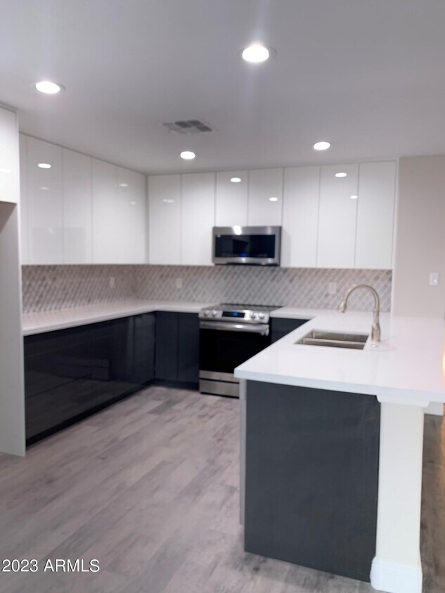 Foto principal - 236 N 152nd Dr