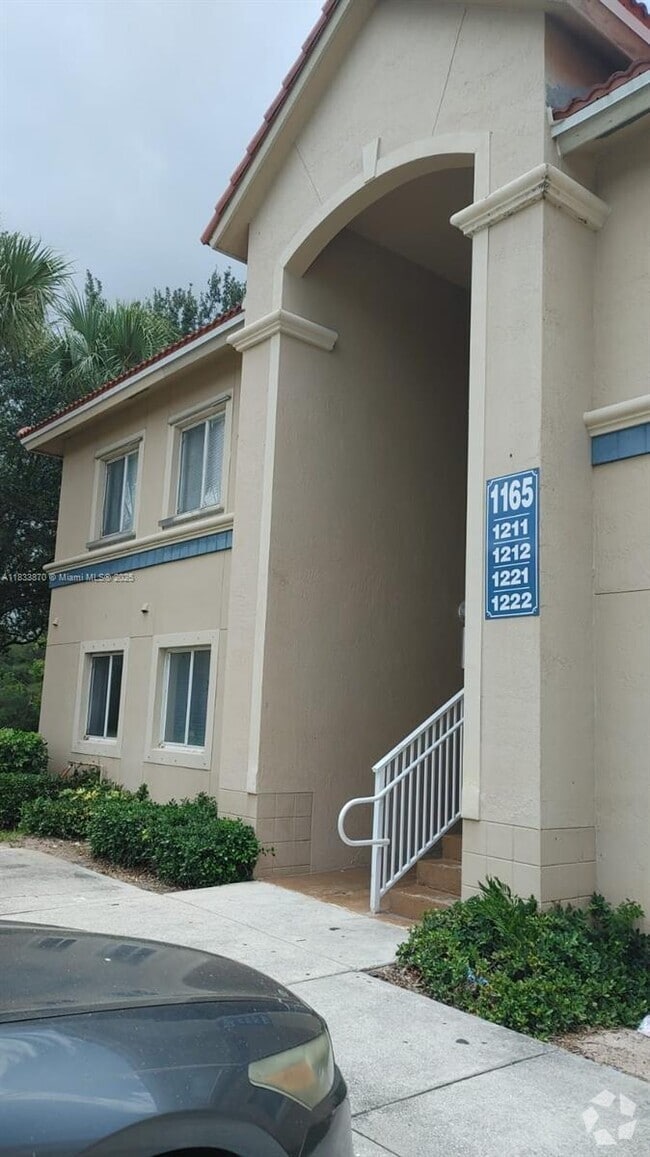 Building Photo - 1165 Golden Lakes Blvd