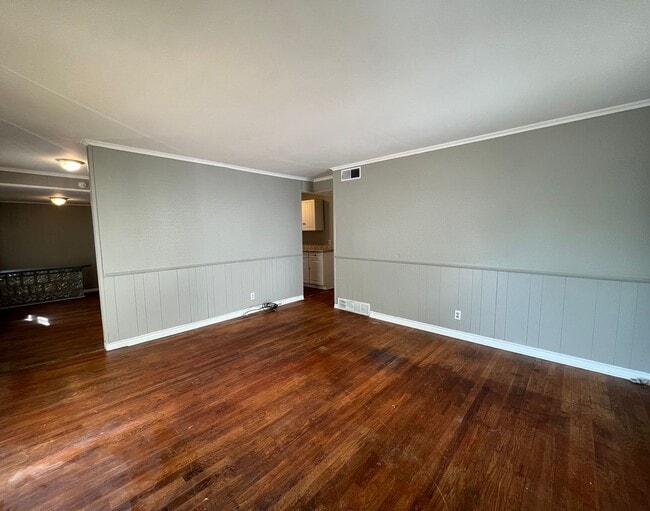 Building Photo - 3 bedroom near I-244