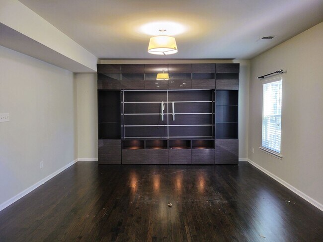 Foto del edificio - Large 2 story transitional in highly sough...