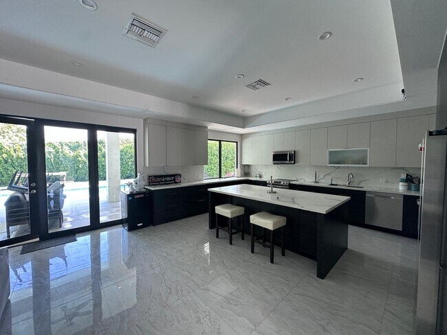 Foto del edificio - 6422 Coral Way