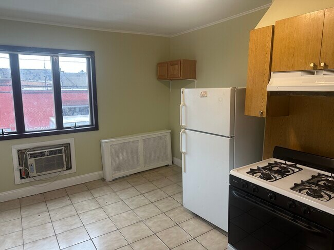 Building Photo - 646 Ferry St