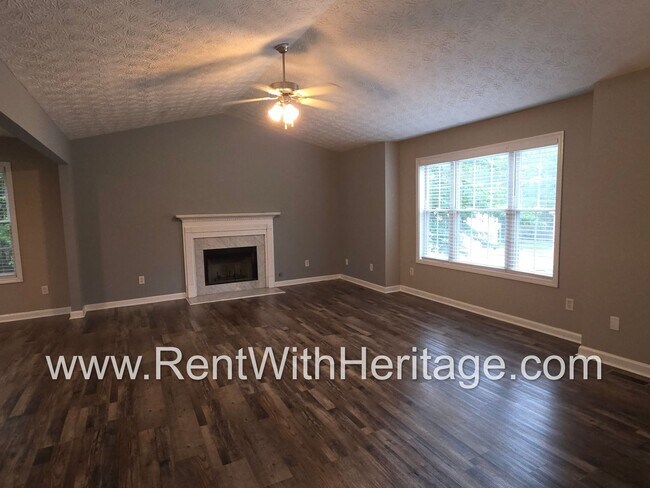 Foto del edificio - Immaculate 5-bedroom, 3-bath home in the Cedar Mountain Park subdivision in Douglasville, GA.