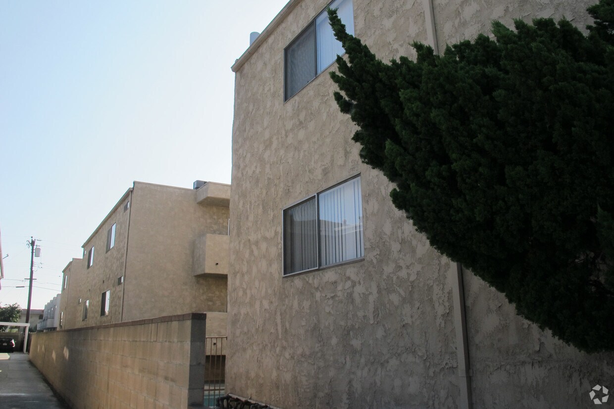 Building Photo - 334 N Atlantic Blvd