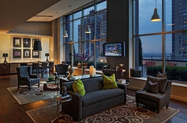 Building Photo - Spacious