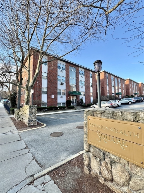 Foto principal - 10 Commonwealth Ct
