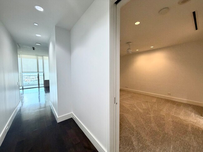 Building Photo - 2408 Victory Park Ln