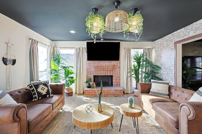 Foto del edificio - 708 Azalea Dr