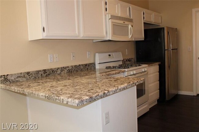 Foto del edificio - CUTE 3 BEDROOM TOWNHOME IN 89012 * COMING ...