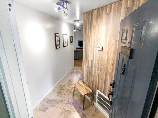 Building Photo - Beautiful Updated 2BR/2BA Condo Near Beltline