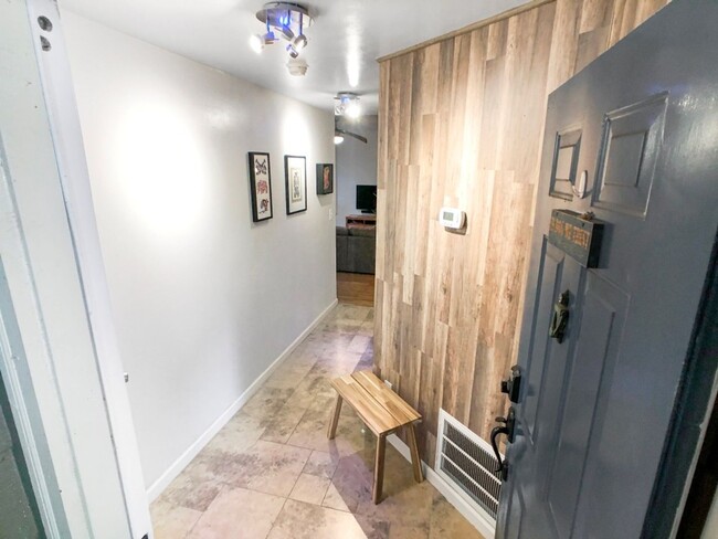 Foto del edificio - Beautiful Updated 2BR/2BA Condo Near Beltline