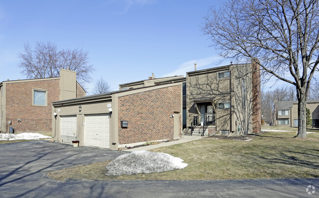 Building Photo - Woodvale Townhome Condos
