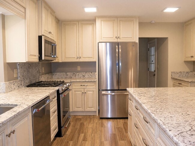 Building Photo - 240 Yacht Club Dr NE