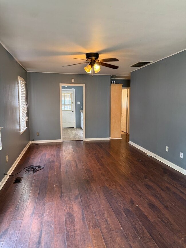 Foto del edificio - 3 Bedroom Home with wonderful yard space
