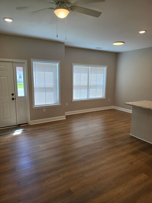 Building Photo - Charming 3 bed, 1.5 bath