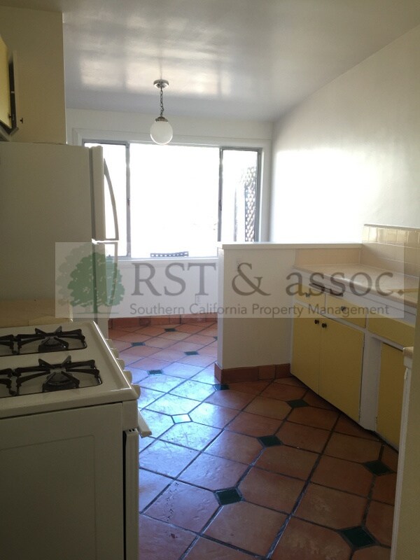 Building Photo - Nice Bungalow-style 2 +1 with Washer & Dryer!