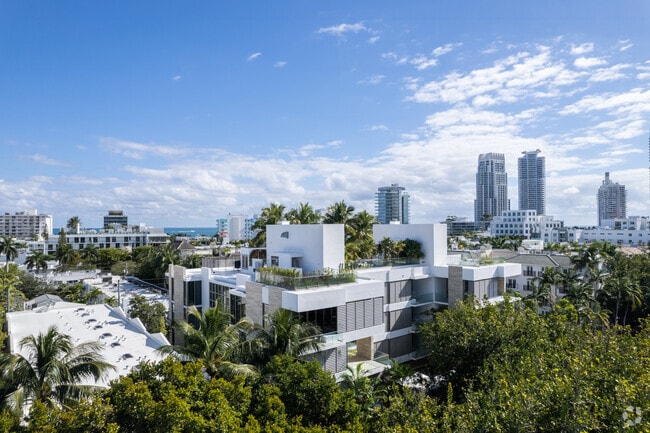 Building Photo - Louver House