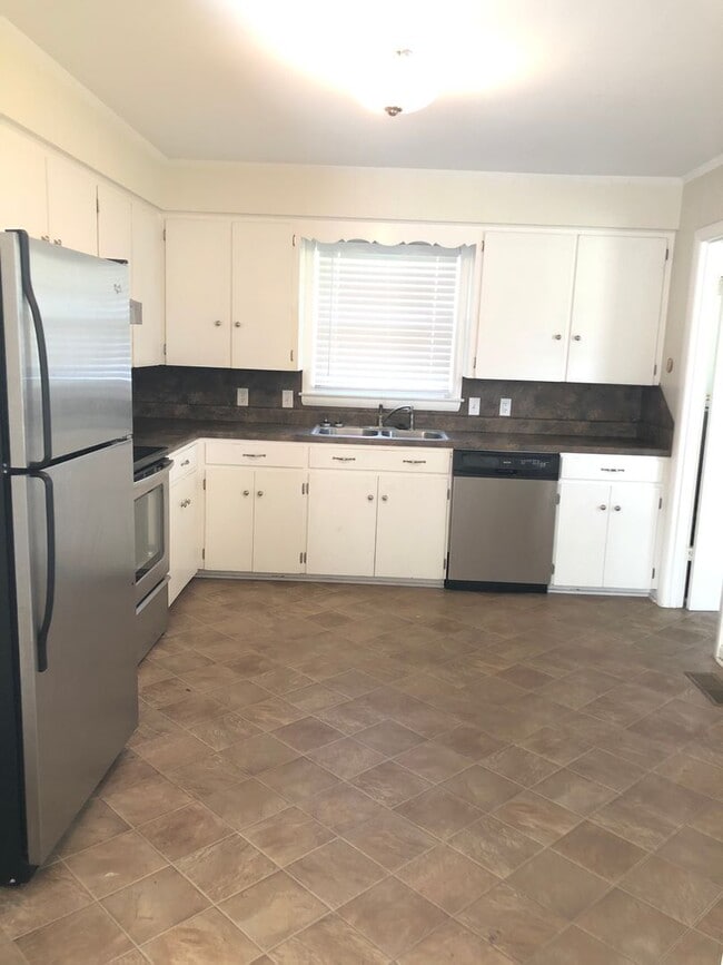 Building Photo - 3 Bedroom Home in Murray