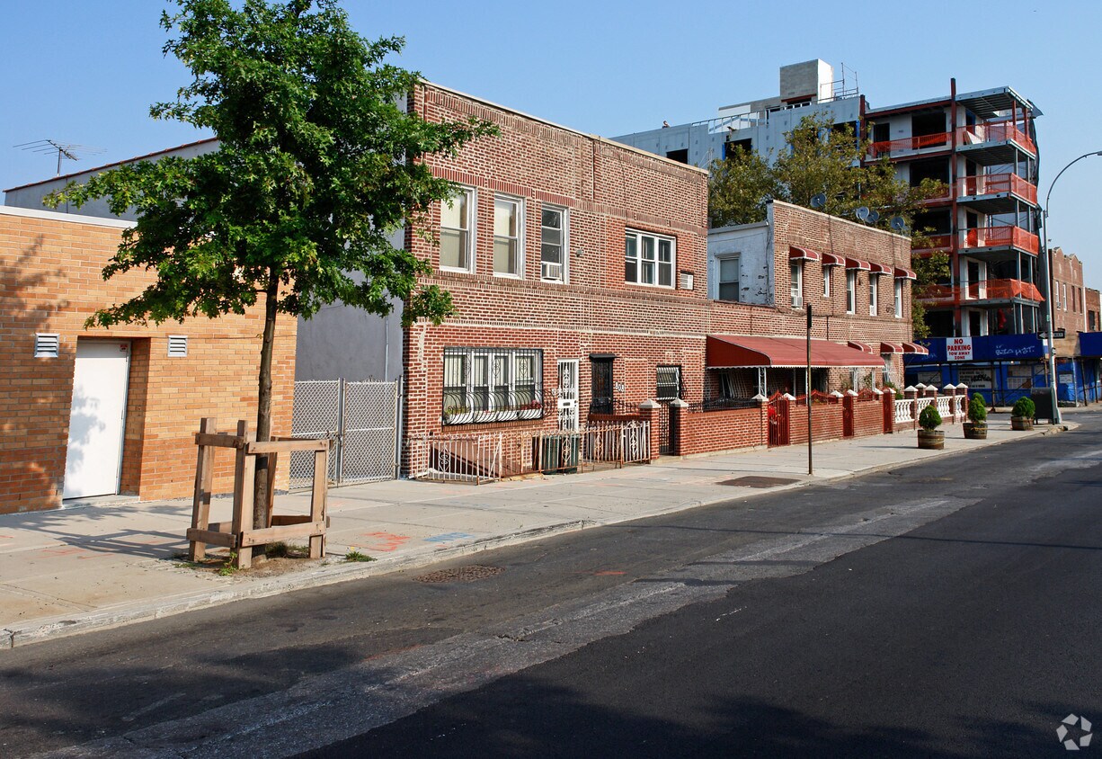 Building Photo - 807 5th Ave