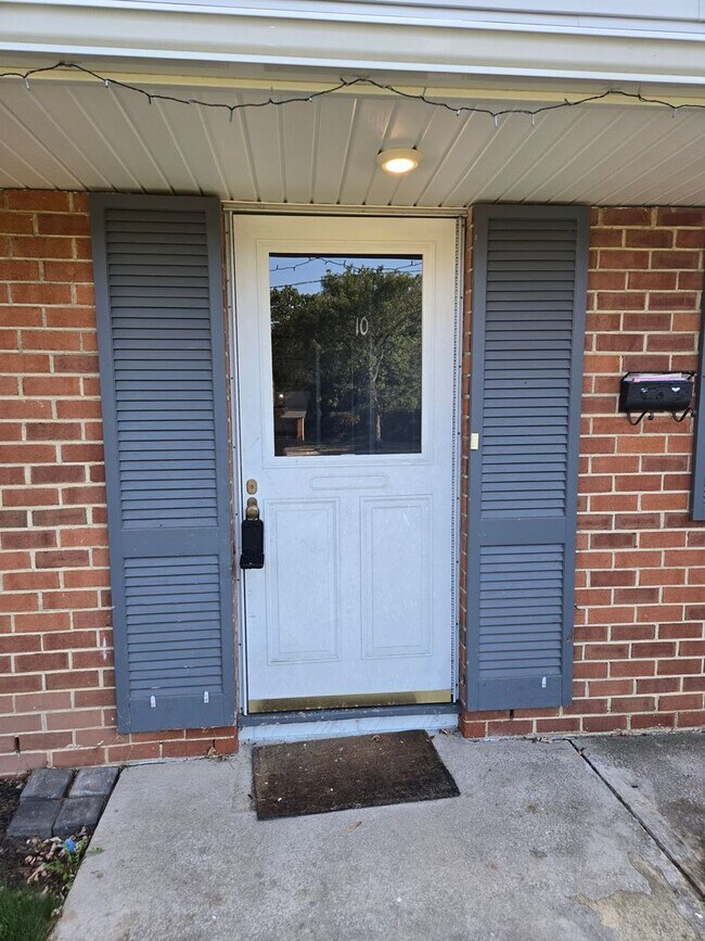 Building Photo - Freshly painted throughout is this 4-bedro...