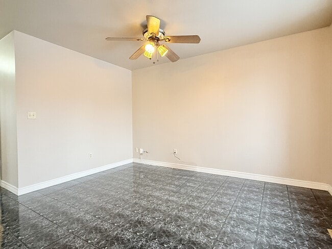 Building Photo - 800 Cabana Road E