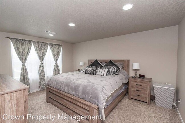 Foto del edificio - 4 br, 3 bath House - 3503 W. 10th Ct.