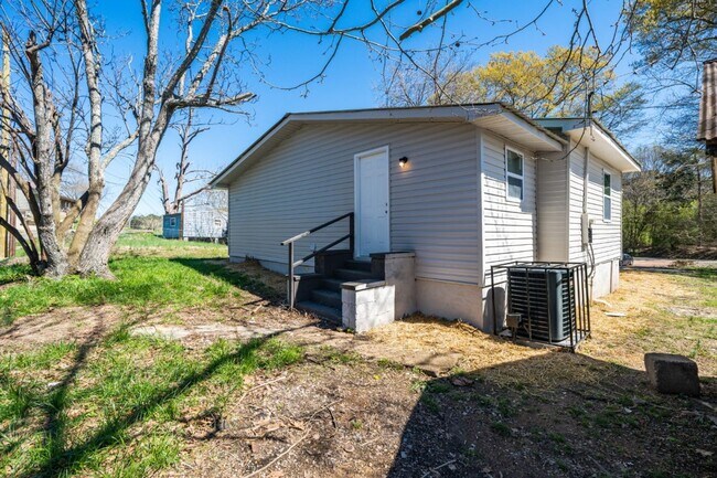 Foto del edificio - Move in Promo- $300 off First Month's Rent! Renovated 3BR Gem in Dora!