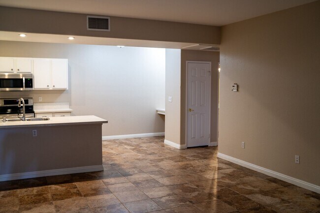 Foto del edificio - Ground floor spacious 2 Bedroom Condo near pool and gym