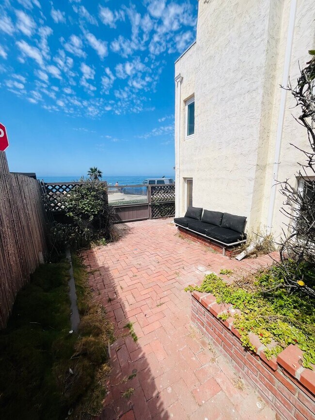Building Photo - LOCATION! 1 BD / 1 BA + Bonus room Across ...