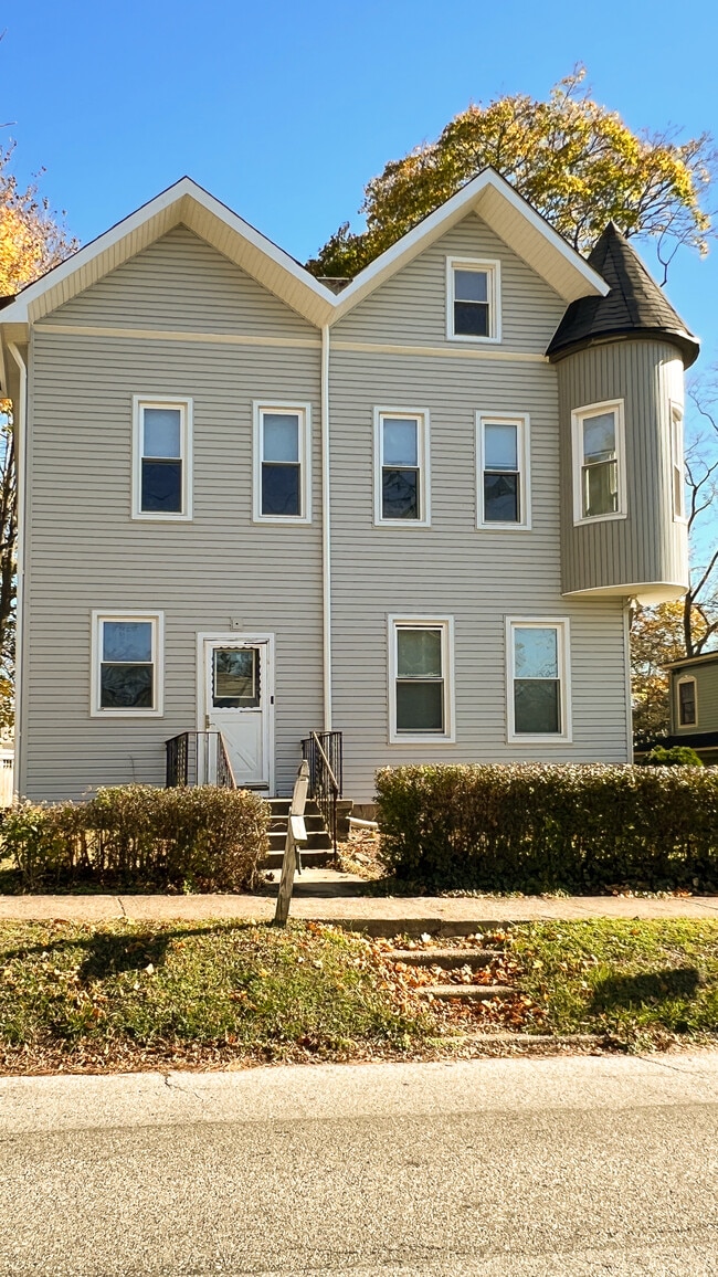 Building Photo - 7827 Montgomery Ave