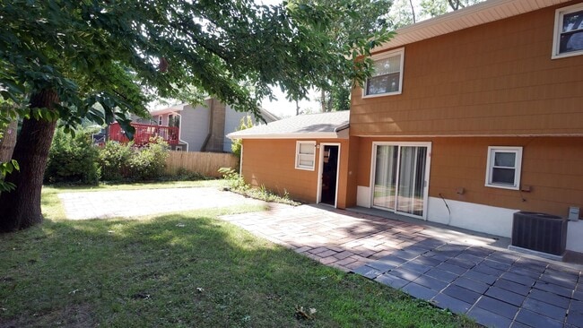 Building Photo - Beautiful large Bi-Level in Desirable Oak ...