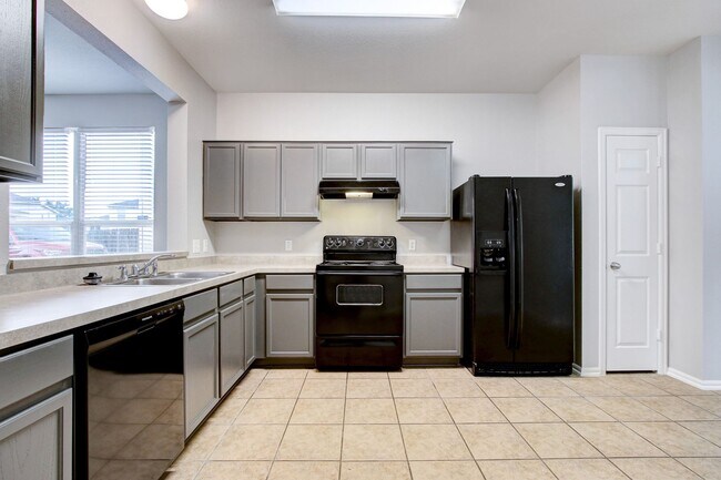 Foto del edificio - 3-Bedroom Townhouse with Open Floor Plan and Spacious Backyard Near Lackland AFB