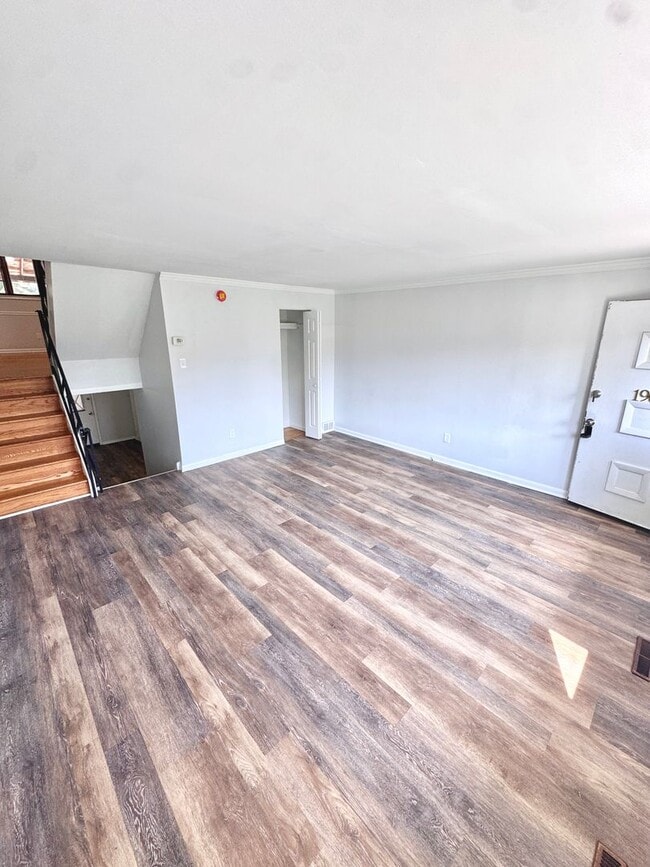 Building Photo - SUPER CLEAN THREE BEDROOM TOWNHOME