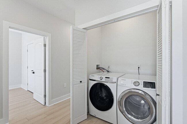 Building Photo - 1205 Hillside Pl