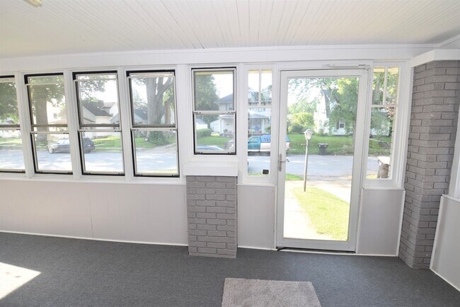 Building Photo - Near Notre Dame  2 Story 3 bedroom with 2 car garage