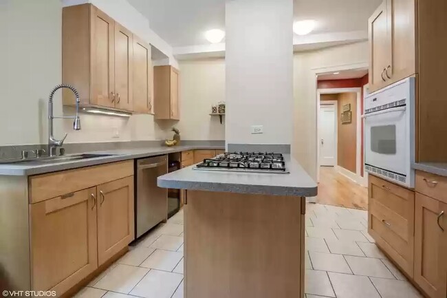 Kitchen - 609 W Stratford Plz