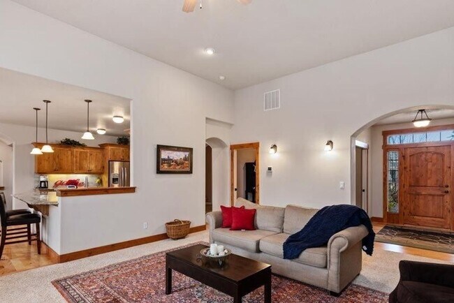Foto del edificio - Beautiful 4 bedroom/3 full bath with Large...
