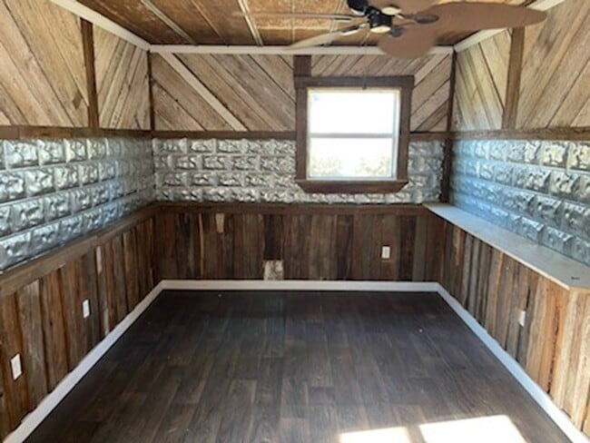 Building Photo - Rustic Charm: Enjoy Farmhouse living in our 1Bed 1 Bath Coming Soon !