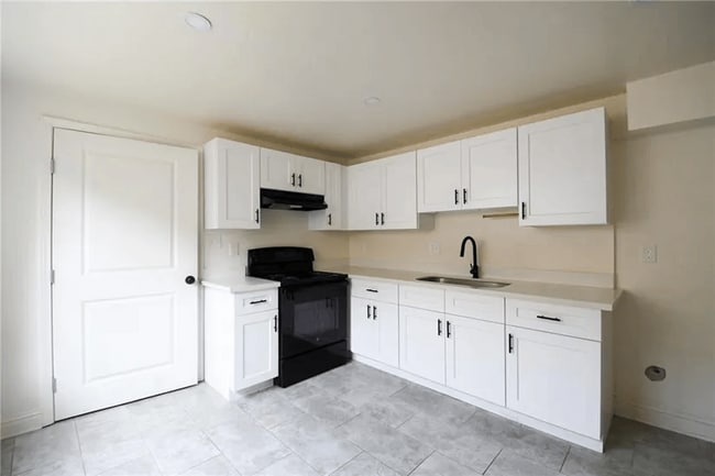 Building Photo - 740 Thayer