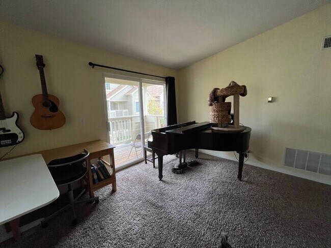 Building Photo - Nice 2nd Floor 2 Bed 2 Bath Condo