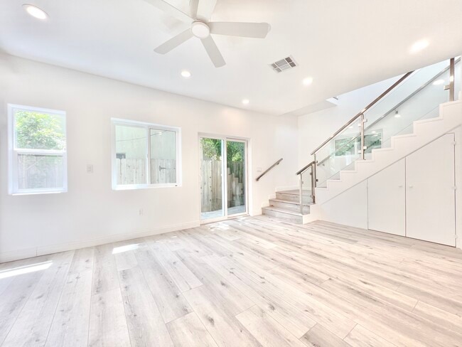 Building Photo - 2041 Linnington Ave