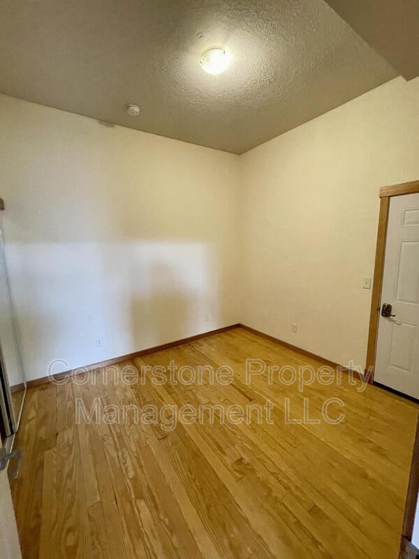 216 S Main St, Ottawa, KS 66067 Condo for Rent in Ottawa, KS